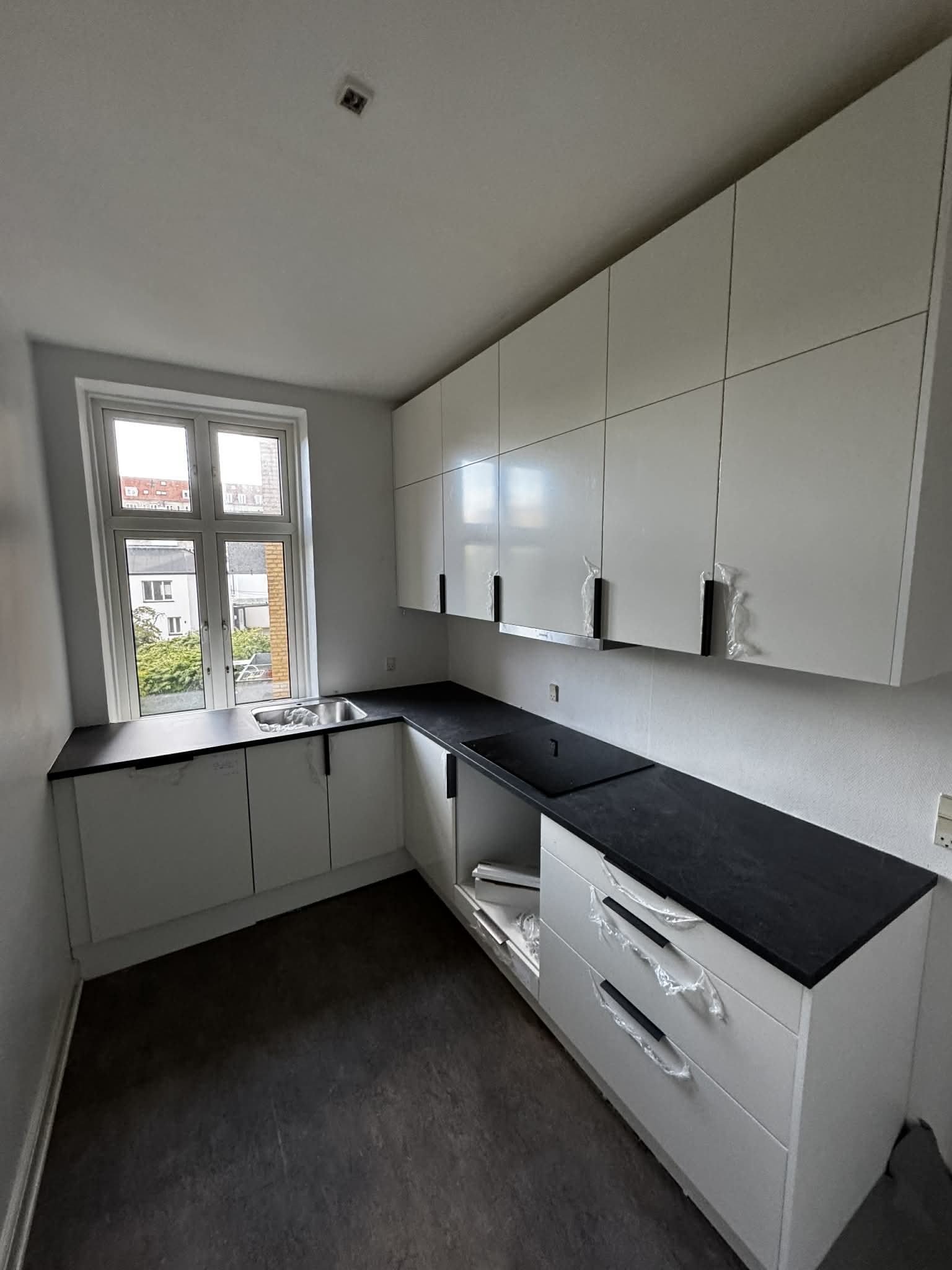 Indbygget snedkerreol i egetræ