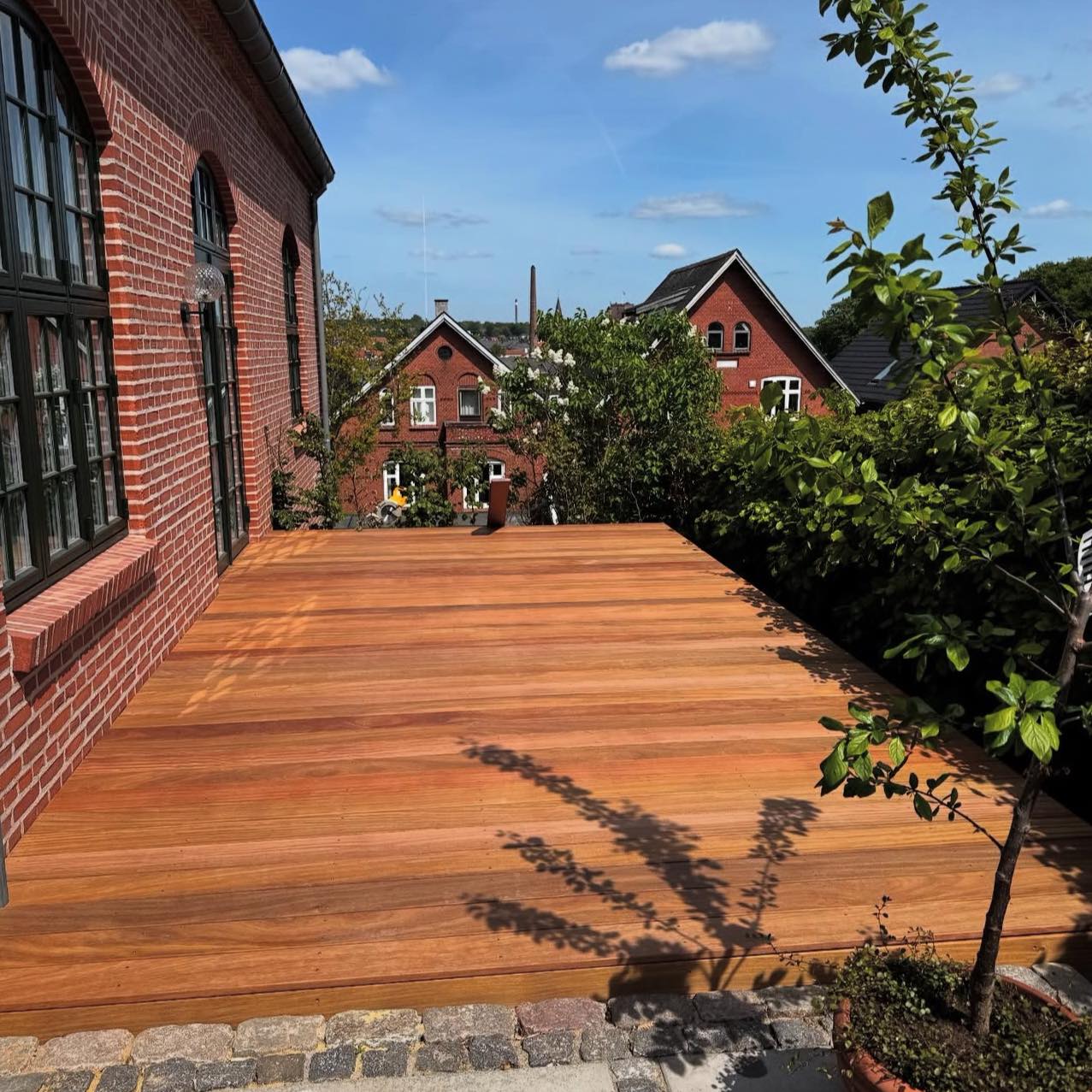 Eksklusiv træterrasse udført af Birkebæk Tømrer & Byg